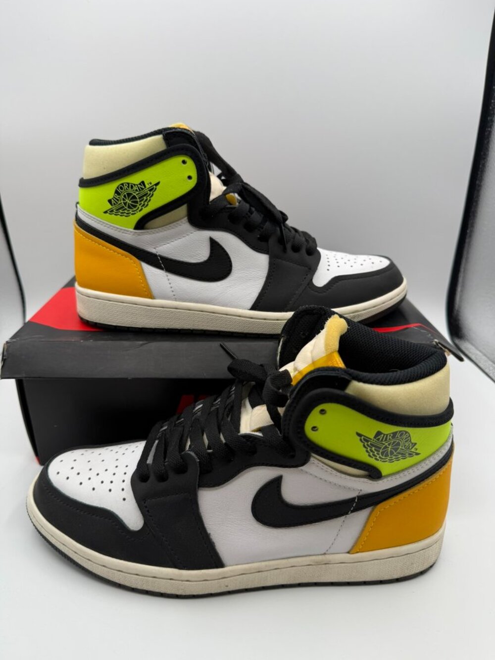 Air Jordan 1 High OG Volt Gold 555088-118 Men’s Size 9 With Box
